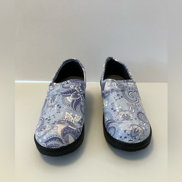 Ohmm Women’s “Grey Paisley” Clogs, Size 6 - Picture 6 of 8